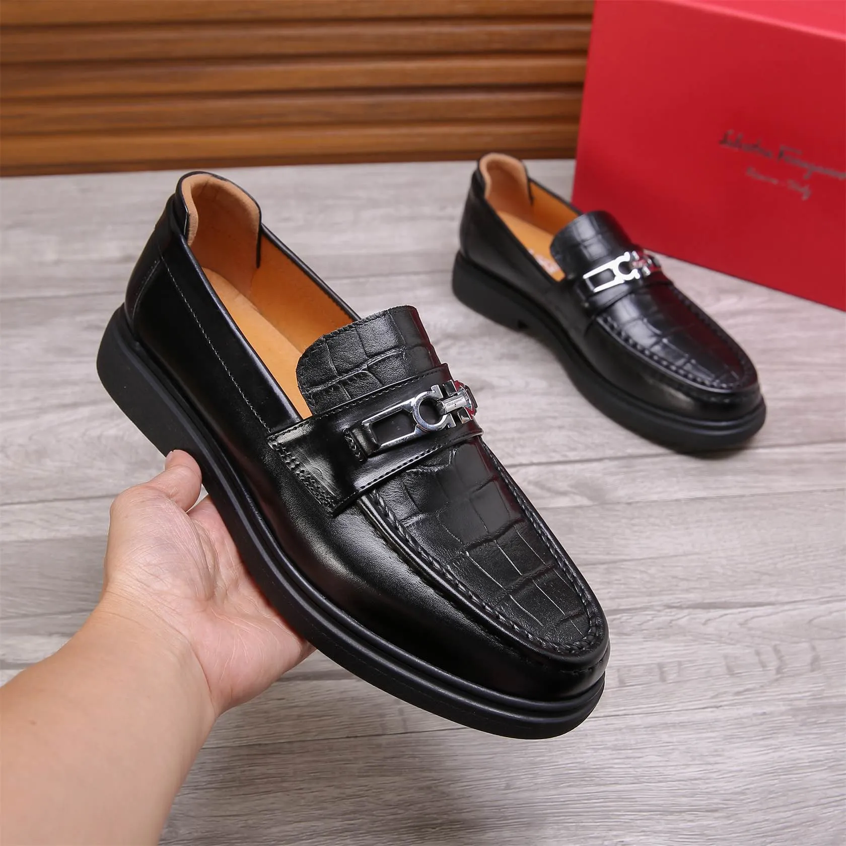 Men's shoes 💰460 🕷🕷🐂【Ferragamo】Ferragamo Popular fashionable casual shoes🇨🇳Official website counter 1:1 production, original mold opening💯Good quality visible, imported high-end first-layer waxed calfskin, water-dyed🐂leather lining🌿very clear texture, high-quality waterproof, non-slip and wear-resistant outsole🎋high quality and low price, truly handmade🍓Black optional! Code number 38-44 (45-46 customized)......